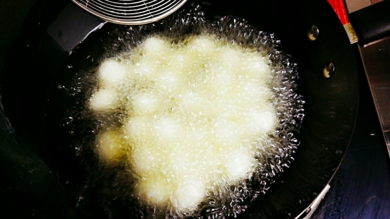 红烧鹌鹑蛋,锅中倒油，油热后加入沥水的鹌鹑蛋