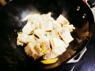 红烧鹌鹑蛋,锅中倒入少量的色拉油，油热后加入姜片，然后倒入切好的五花肉，炒制出油
