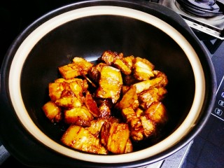 红烧鹌鹑蛋,然后将炒好的五花肉转移到砂锅中