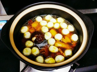 红烧鹌鹑蛋,锅中倒入适量的开水，加入盐和鸡精，盖上盖子，大火炖20分钟，然后开小火慢炖两三个小时