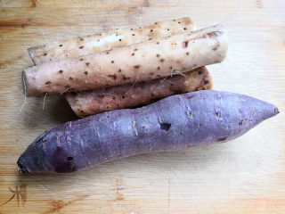 紫薯山药糕,先将所需要的食材紫薯和山药清洗干净，
