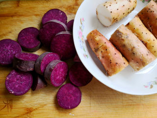 紫薯山药糕,再把山药切成段，紫薯切成片，这样会熟的快一些，