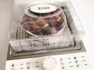 紫薯山药糕,将紫薯和山药放到盘子里，上锅蒸熟，这里用的是网红蒸汽料理锅，加好水后，时间选择20分钟，