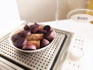 紫薯山药糕,时间到紫薯和山药蒸熟了，将其取出来自然放凉。