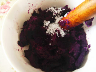 紫薯山药糕,把紫薯外面的皮去掉，放少许的糖，因为紫薯本身就是甜味，而且糖吃得太多对健康也不利，然后捣成泥，
