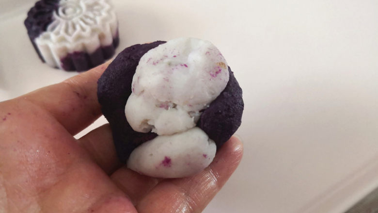 紫薯山药糕,取山药球和紫薯球各一个，将其随意混合在一起，