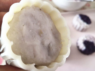 紫薯山药糕,也可以先取一个山药泥按扁与月饼模差不多大小，放进去后，再取一个紫薯泥同样按扁放进去，最后再取一个山药泥放在上面，
