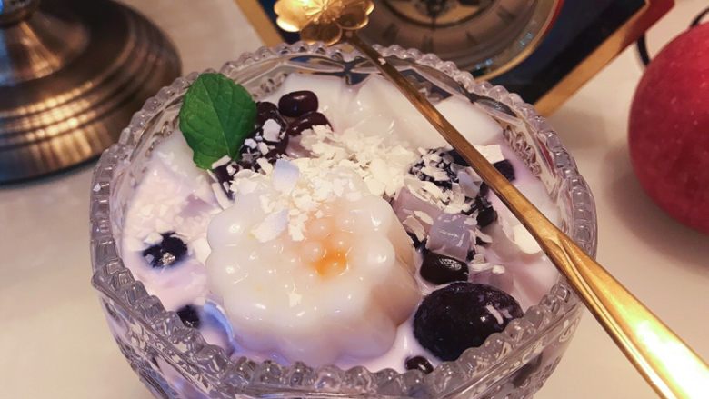 紫薯芋圆,随意搭配(芋圆＋蜜豆+牛奶+椰果粒+牛奶凉糕＋巧克力碎)