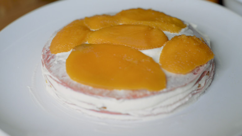 火龙很芒千层蛋糕,组装～2层奶油1层芒果。
奶油每层大约30g，放芒果的也是用30g奶油。