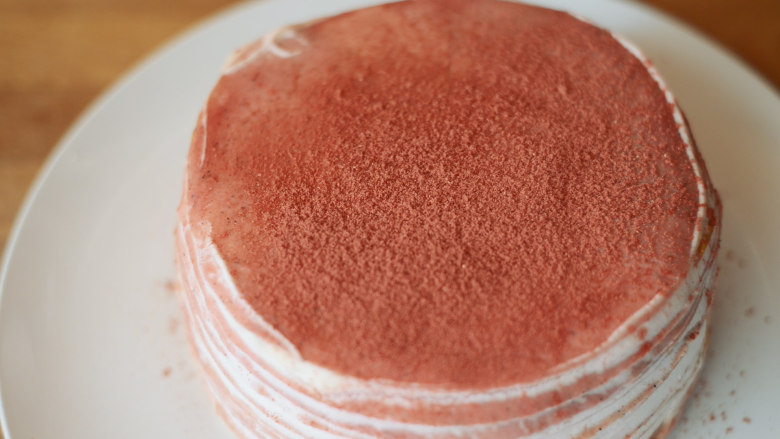 火龙很芒千层蛋糕,冷藏6小时凝固。
开吃前撒点草莓粉～