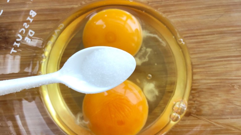 炖鸡蛋, 把两个鸡蛋打入碗中，加少许盐。