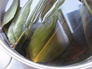 八宝蜜枣粽,干粽叶用水泡一天，如果还不是很软，就下锅煮一下