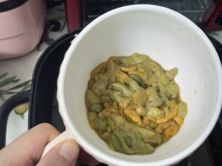 麻辣小龙虾,将虾头里面的虾黄分离出来，小龙虾背部的绒毛要剔除干净，细菌和寄生虫大都在绒毛里。