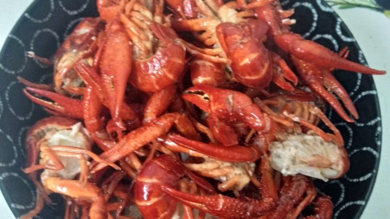 麻辣小龙虾,油温7成热放入小龙虾，炸3到4分钟，虾肉收紧，小龙虾变红，控油出锅。