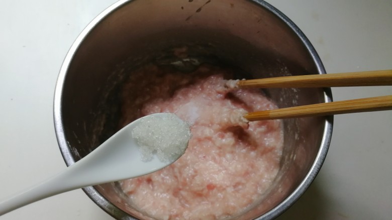 蚕豆仁汆汤丸子,放入三分之一小勺糖