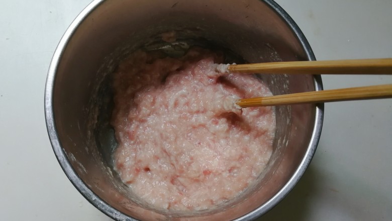 蚕豆仁汆汤丸子,顺时针搅拌至有粘性
