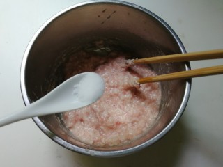 蚕豆仁汆汤丸子,放入三分之一小勺盐