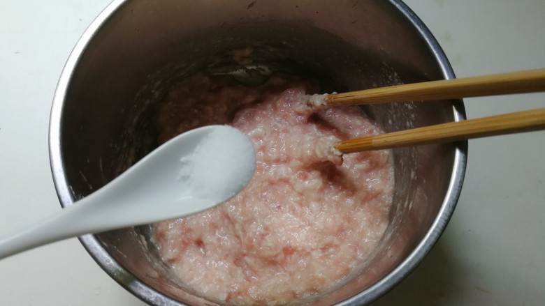 蚕豆仁汆汤丸子,放入三分之一小勺盐