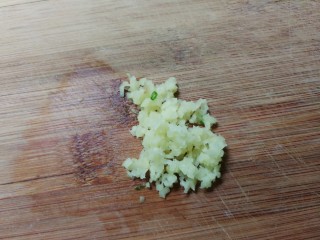 蚕豆仁汆汤丸子,姜切末