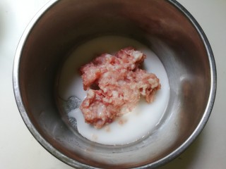 蚕豆仁汆汤丸子,将玉米淀粉水倒入肉糜中