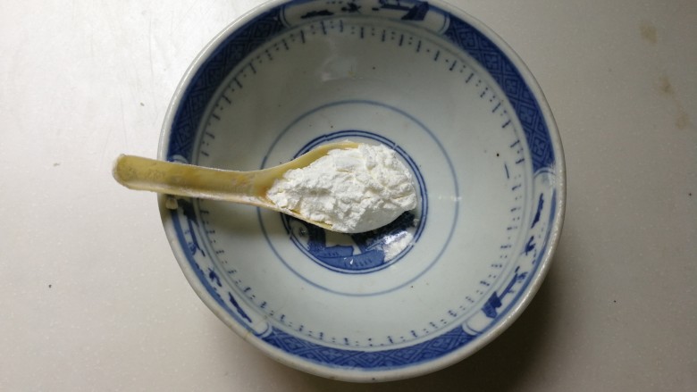 蚕豆仁汆汤丸子,碗中放入一勺玉米淀粉