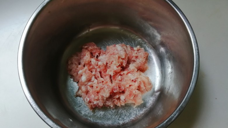 蚕豆仁汆汤丸子,准备好猪肉糜