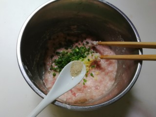 蚕豆仁汆汤丸子,放入三分之一小勺白胡椒粉
