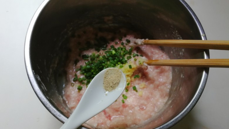 蚕豆仁汆汤丸子,放入三分之一小勺白胡椒粉