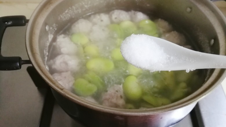蚕豆仁汆汤丸子,放入少许的三分之二小勺盐