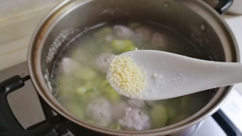 蚕豆仁汆汤丸子,放入三分之一小勺鸡精