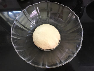  玉米面蜜豆卷,玉米面和面粉混匀，酵母用水化开后加入面粉中，搅成面絮后揉成光滑的面团。