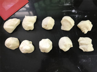  玉米面蜜豆卷,把发酵好的面团排气松弛后匀分成10等分，滚圆。