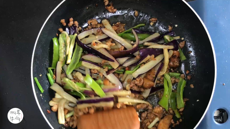 视频｜松茸酱炒肉末茄子｜牛佤松茸食谱,放入肉末，茄子和青椒，大火炒熟即可出锅享用。