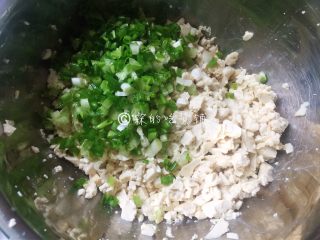 素煎豆腐鸡蛋饼,小葱细细的切成葱花。
