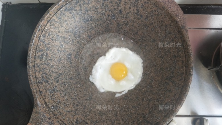 金枪鱼沙拉三明治,先煎一个水煎蛋。就是把<a style='color:red;display:inline-block;' href='/shicai/ 9'>鸡蛋</a>先煎定型，然后加少量水。盖锅盖焖熟，是为了得到整个蛋黄，切面好看。