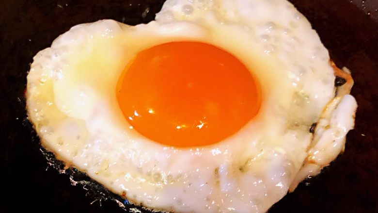 能量早餐,锅中倒入少许油放上模具打入一个鸡蛋煎制八分熟
