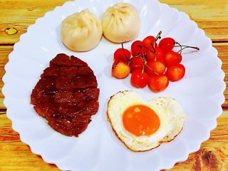 能量早餐,牛排切成小块吃起来更方便搭配一个心形煎蛋、肉包、樱桃就是一顿丰盛的能量早餐