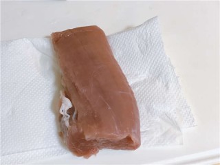 猪肉泥米糊,2.将猪里脊洗净后用厨纸吸干水分。