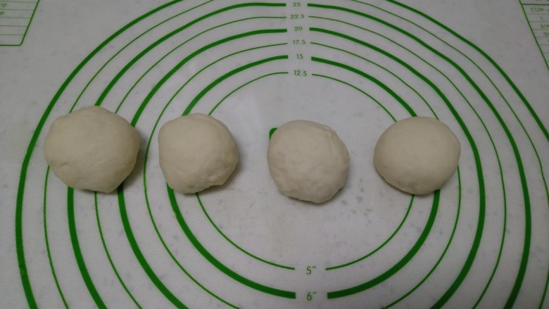 榴莲芝士饼,将醒好的面团平均分成4份。