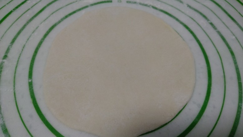 榴莲芝士饼,擀成薄片。