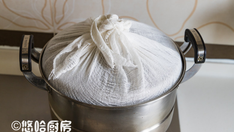 马拉糕,锅盖用纱布包起来，避免蒸的时候水滴落在面团上。
