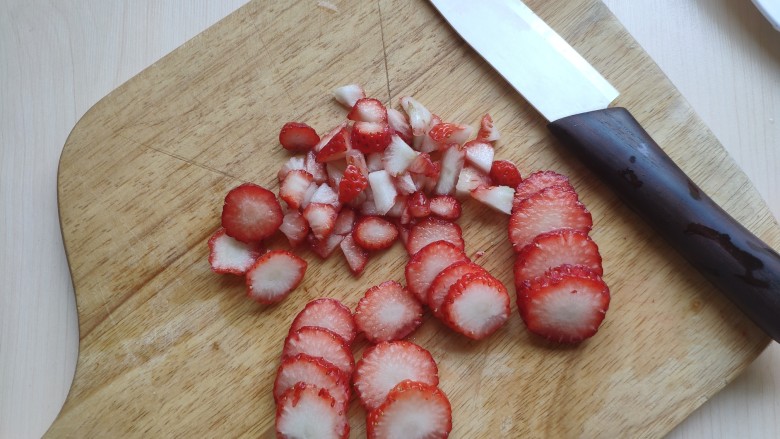 🍒缤纷元气早餐🍓～～酸奶蜂蜜鲜果麦片,取几个草莓切成小丁，几个切草莓片。