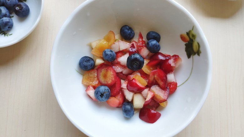 🍒缤纷元气早餐🍓～～酸奶蜂蜜鲜果麦片,讲切好的水果放入碗里。