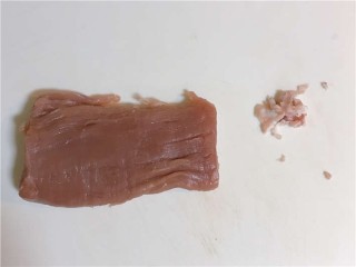 猪肉泥米糊,3.剔除猪肉筋膜之类的东西。