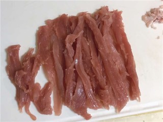 猪肉泥米糊,4.用手将肉撕成条状。