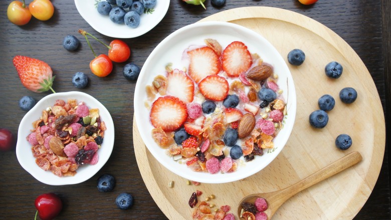 🍒缤纷元气早餐🍓～～酸奶蜂蜜鲜果麦片,想吃冰爽一点，可把酸奶和水果提前放冰箱冷藏。