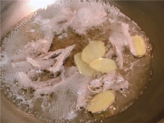 猪肉泥米糊,6.锅内加水将肉倒进煮熟。