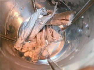 猪肉泥米糊,7.煮熟的猪里脊倒进搅拌机里。