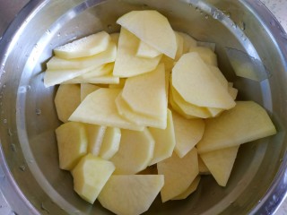 土豆豆角炒五花肉,土豆去皮切片用清水洗去淀粉