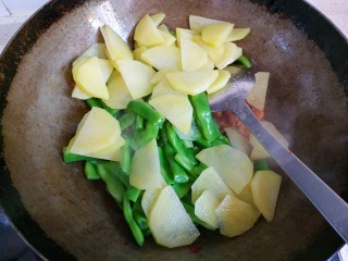 土豆豆角炒五花肉,放入控干水分的土豆片和四季豆